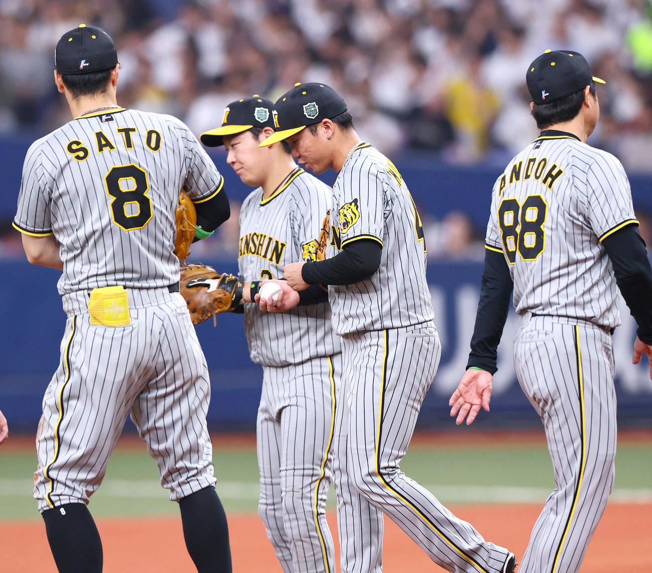 オリックス対阪神　5回裏オリックス1死二塁、村上（左から3人目）は紅林に左越え2点本塁打を被弾する（撮影・上山淳一）
