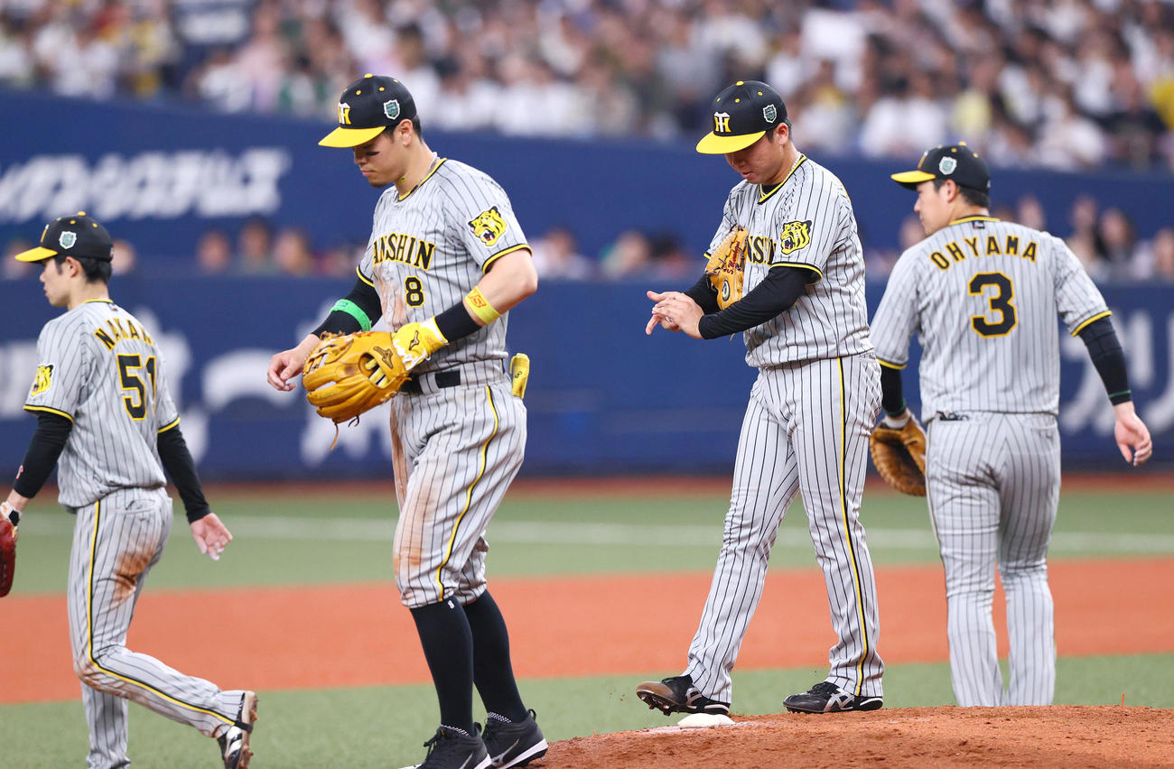 オリックス対阪神　5回裏オリックス1死二塁、村上（左から3人目）は紅林に左越え2点本塁打を被弾する（撮影・上山淳一）