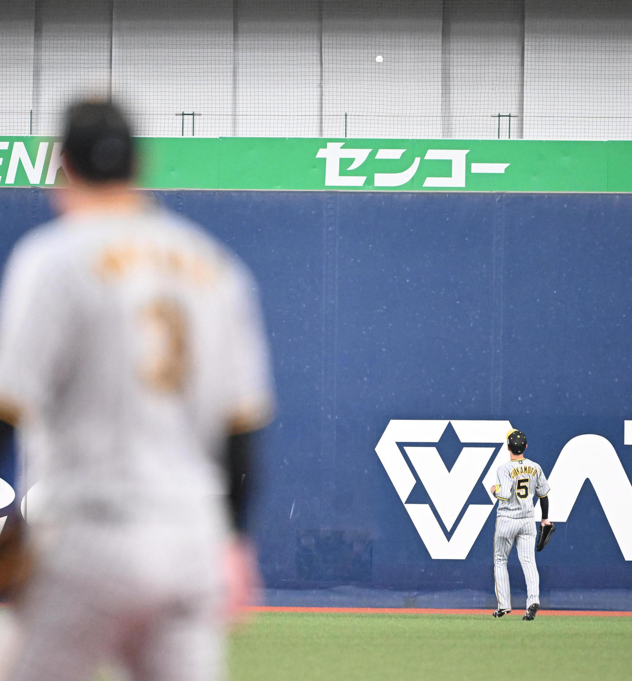 オリックス対阪神　5回裏オリックス1死二塁、紅紅林の2点本塁打を見送る中堅手近本（撮影・和賀正仁）