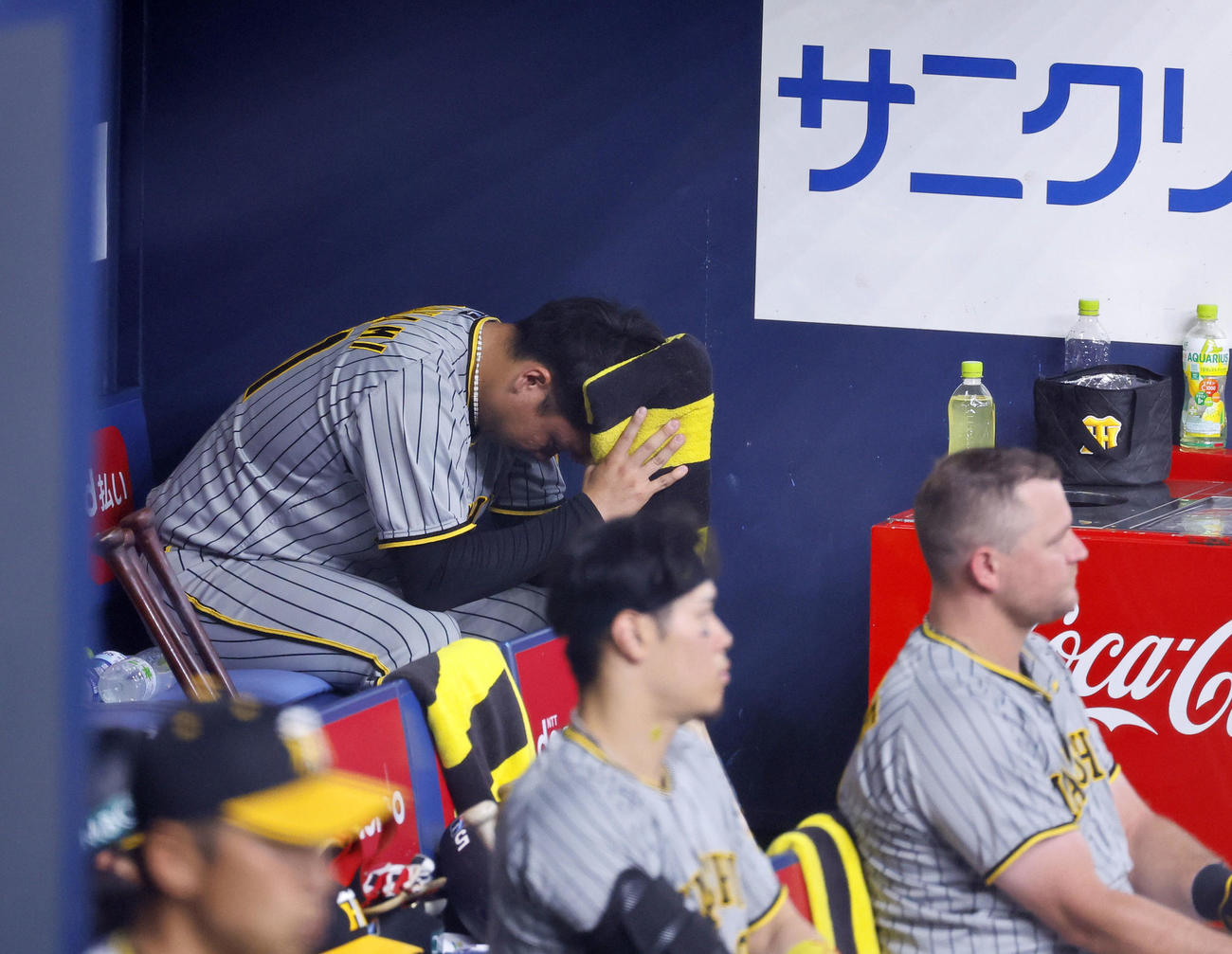 オリックス対阪神　5回4失点でベンチに戻り、悔しそうにする阪神村上（撮影・藤尾明華）