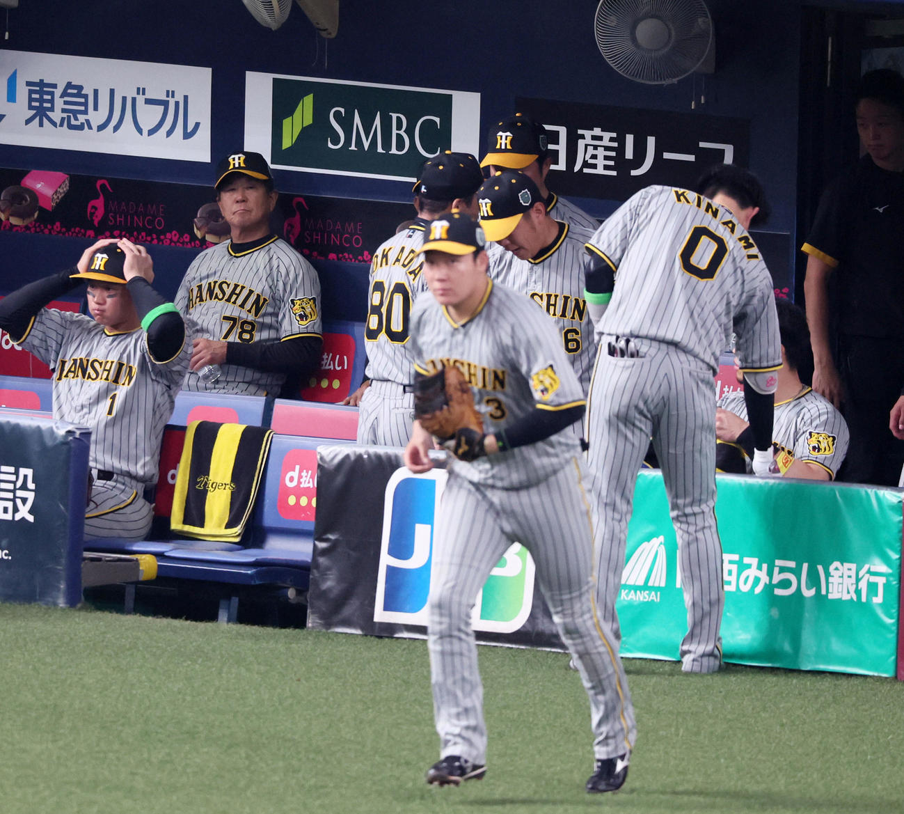 オリックス対阪神　6回裏、阪神2番手で登板する西勇（右）の体を触る岡田監督（撮影・加藤哉）