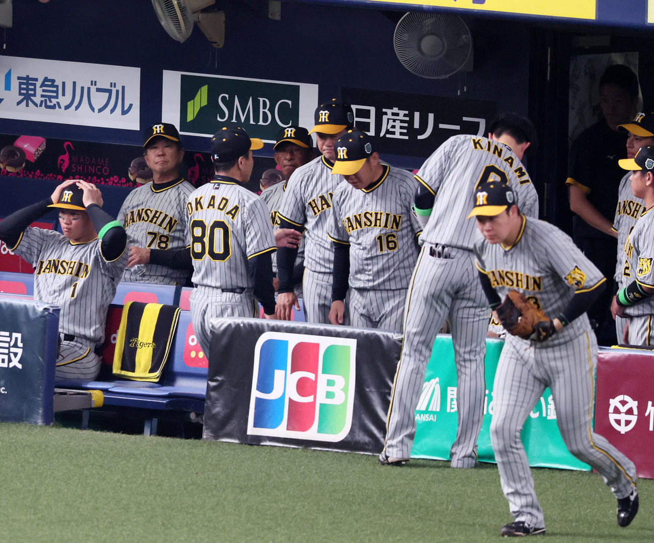 オリックス対阪神　6回裏、阪神2番手で登板する西勇（右）の体を触る岡田監督（撮影・加藤哉）