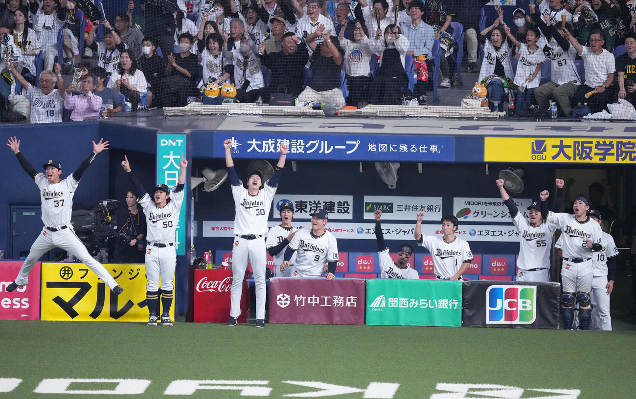 オリックス対阪神　5回裏オリックス1死二塁、紅林の2点本塁打にベンチで喜ぶオリックスナイン（撮影・菅敏）