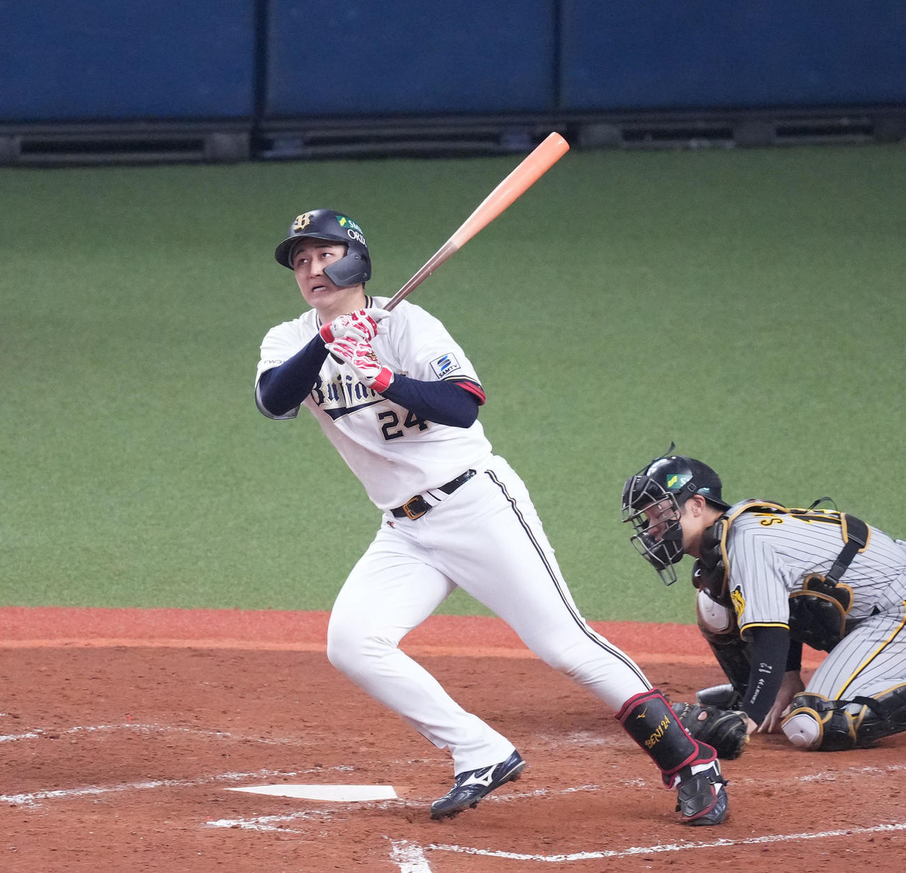 オリックス対阪神　5回裏オリックス1死二塁、左中間に2点本塁打を放つ紅林（撮影・菅敏）