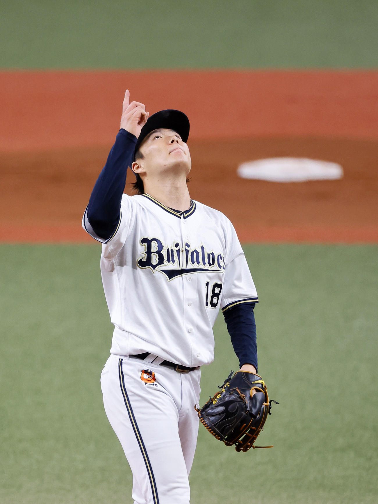 オリックス対阪神　7回表阪神2死一、二塁、森下を二飛に打ち取り打球を指さすオリックス山本（撮影・藤尾明華）