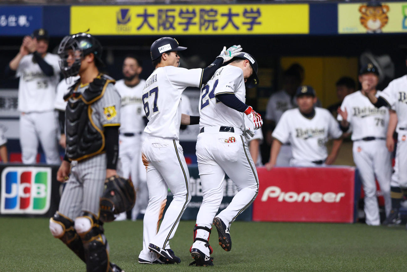 オリックス対阪神　5回裏オリックス1死二塁、紅林（右）は左越え2点本塁打を放ち中川圭から手荒い祝福を受ける（撮影・上山淳一）