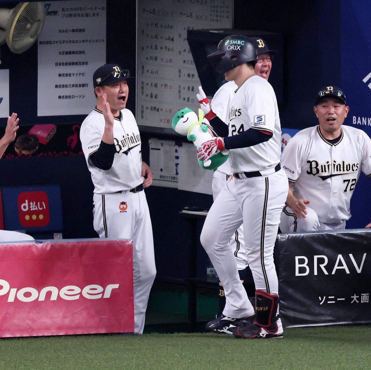 オリックス対阪神　5回裏オリックス1死二塁、中嶋監督（左）は左越え2点本塁打を放った紅林を迎える（撮影・加藤哉）