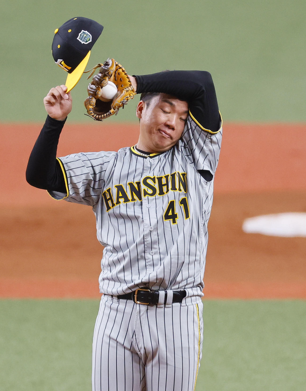 オリックス対阪神　5回、マウンドで汗をぬぐう阪神村上（撮影・藤尾明華）