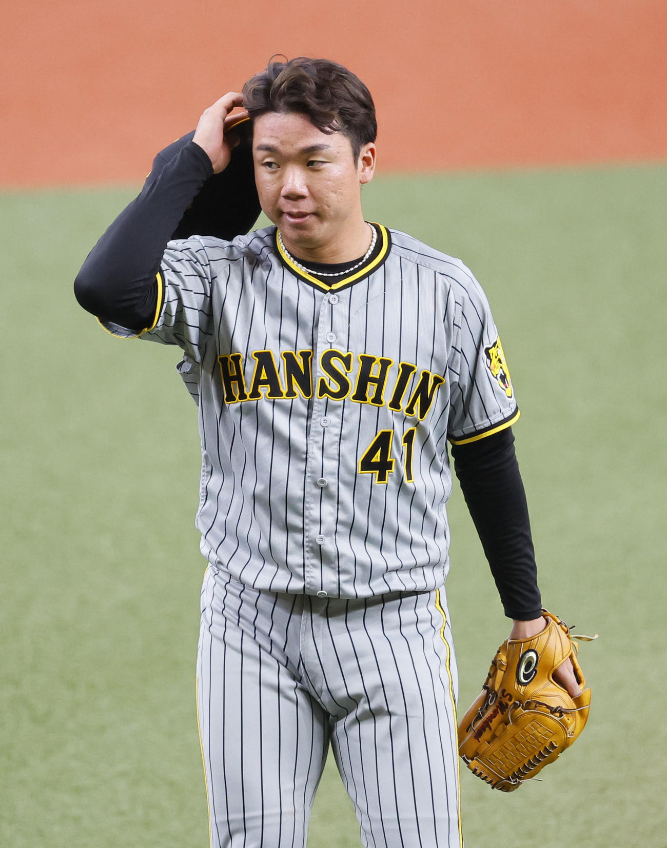 オリックス対阪神　5回を終え、ベンチに戻る阪神村上（撮影・藤尾明華）