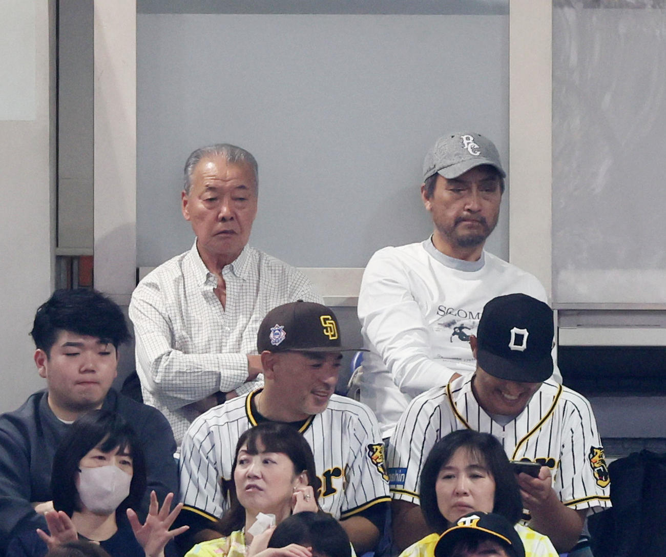 オリックス対阪神　観戦する俳優の渡辺謙。左は福本豊氏（撮影・加藤哉）