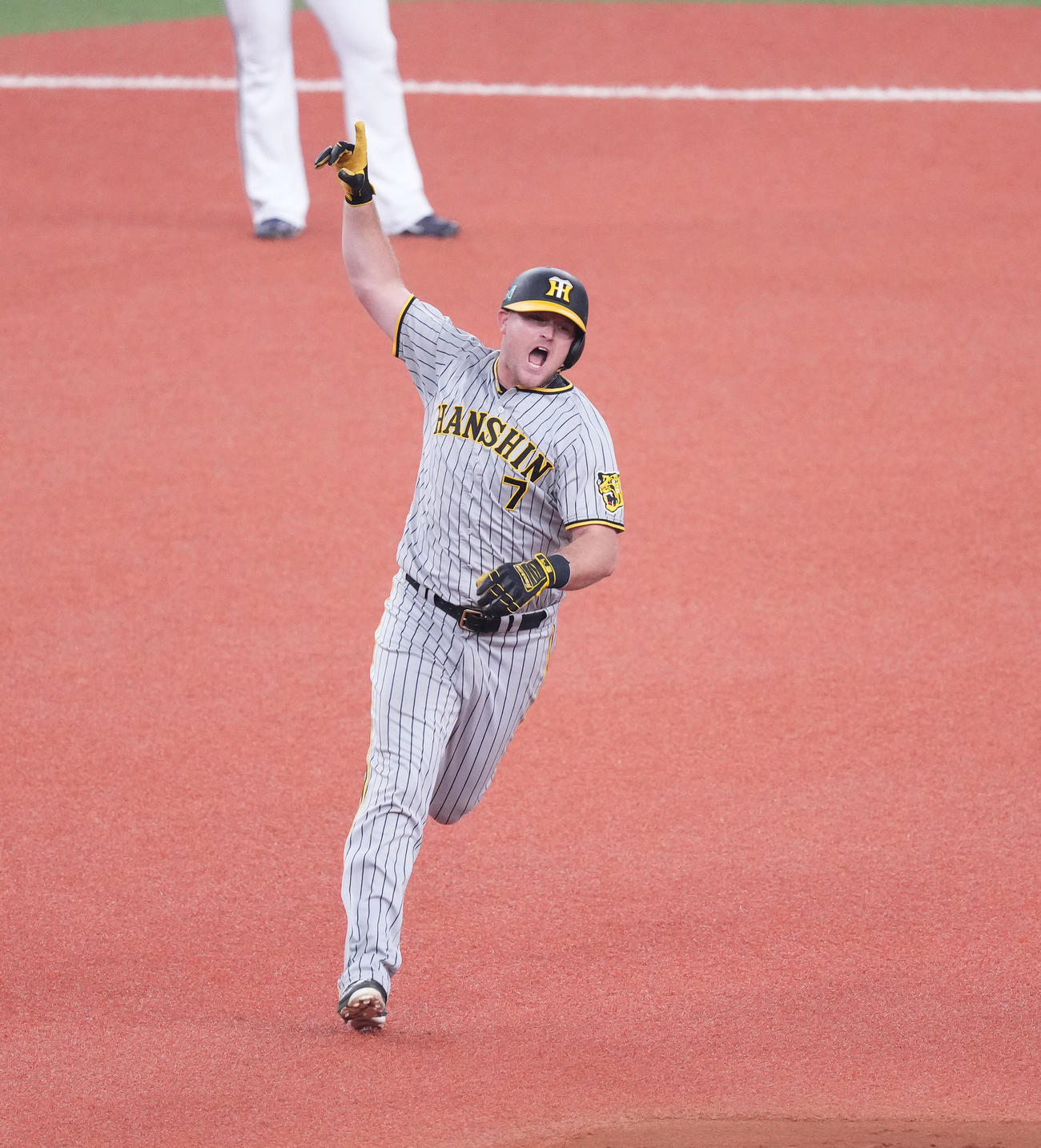 オリックス対阪神　2回表阪神1死、右越えの先制ソロ本塁打を放ち、指を突き上げるノイジー（撮影・菅敏）