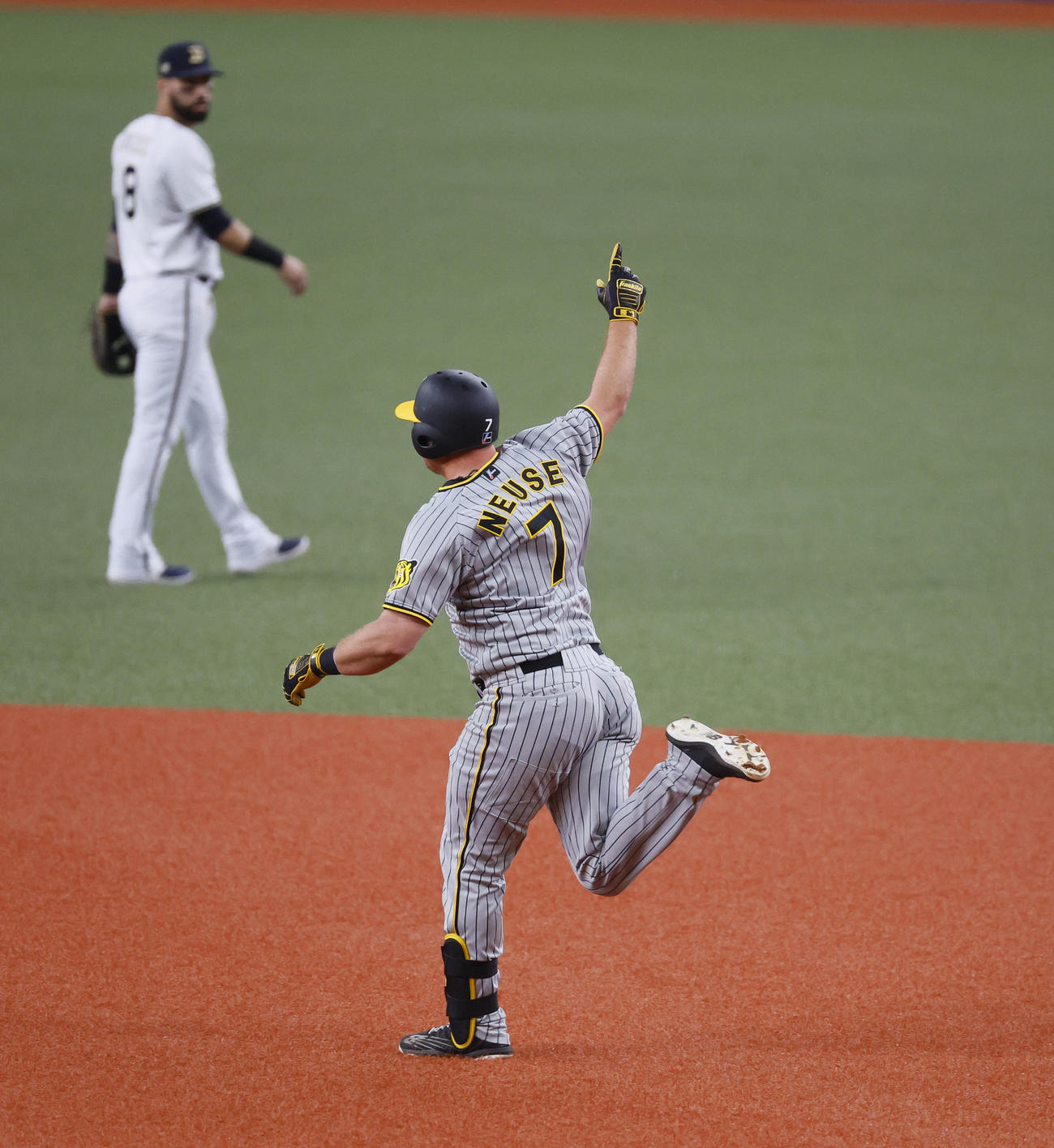 オリックス対阪神　2回表阪神1死、ノイジーは右越えに先制の本塁打を放ち右手を掲げる（撮影・藤尾明華）