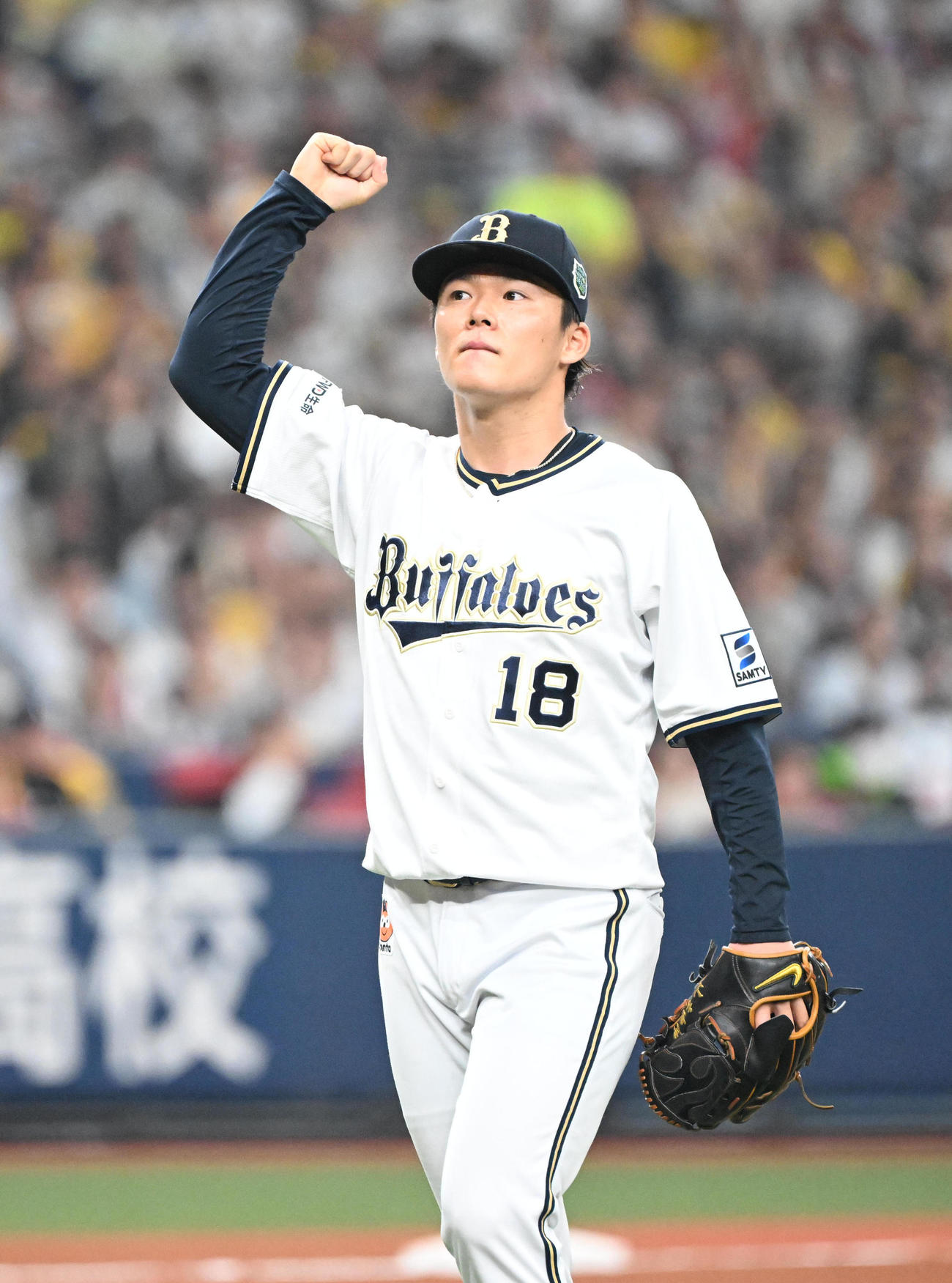 オリックス対阪神　7回表阪神2死一、二塁、森下を二飛に打ち取りガッツポーズする山本（撮影・和賀正仁）