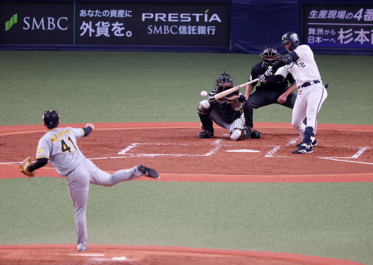 オリックス対阪神　2回裏オリックス1死二、三塁、若月は右適時打を放つ。投手は村上（撮影・加藤哉）
