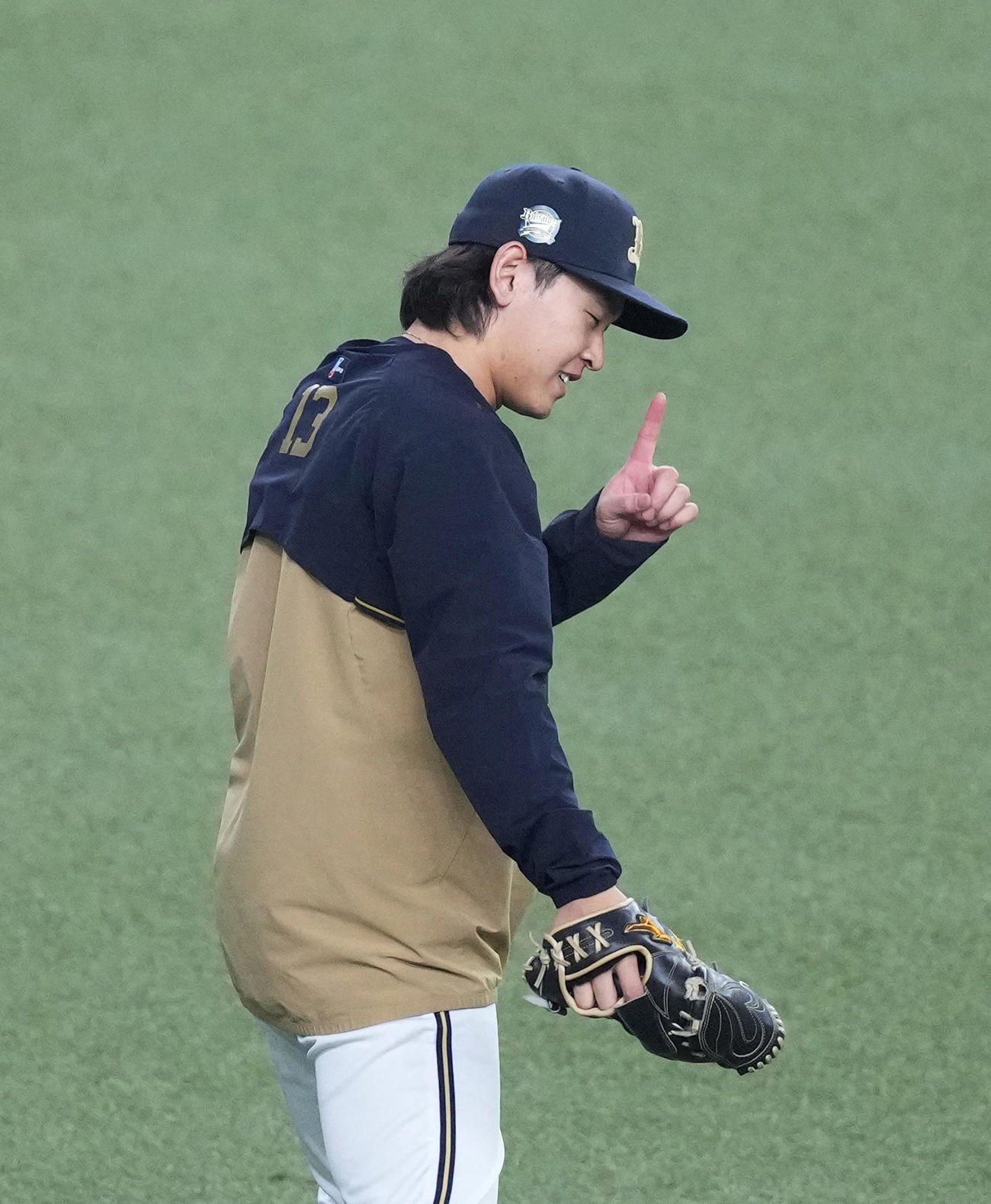オリックス対阪神　試合前、キャッチボールで調整するオリックス宮城大弥は、指で1と作る（撮影・菅敏）