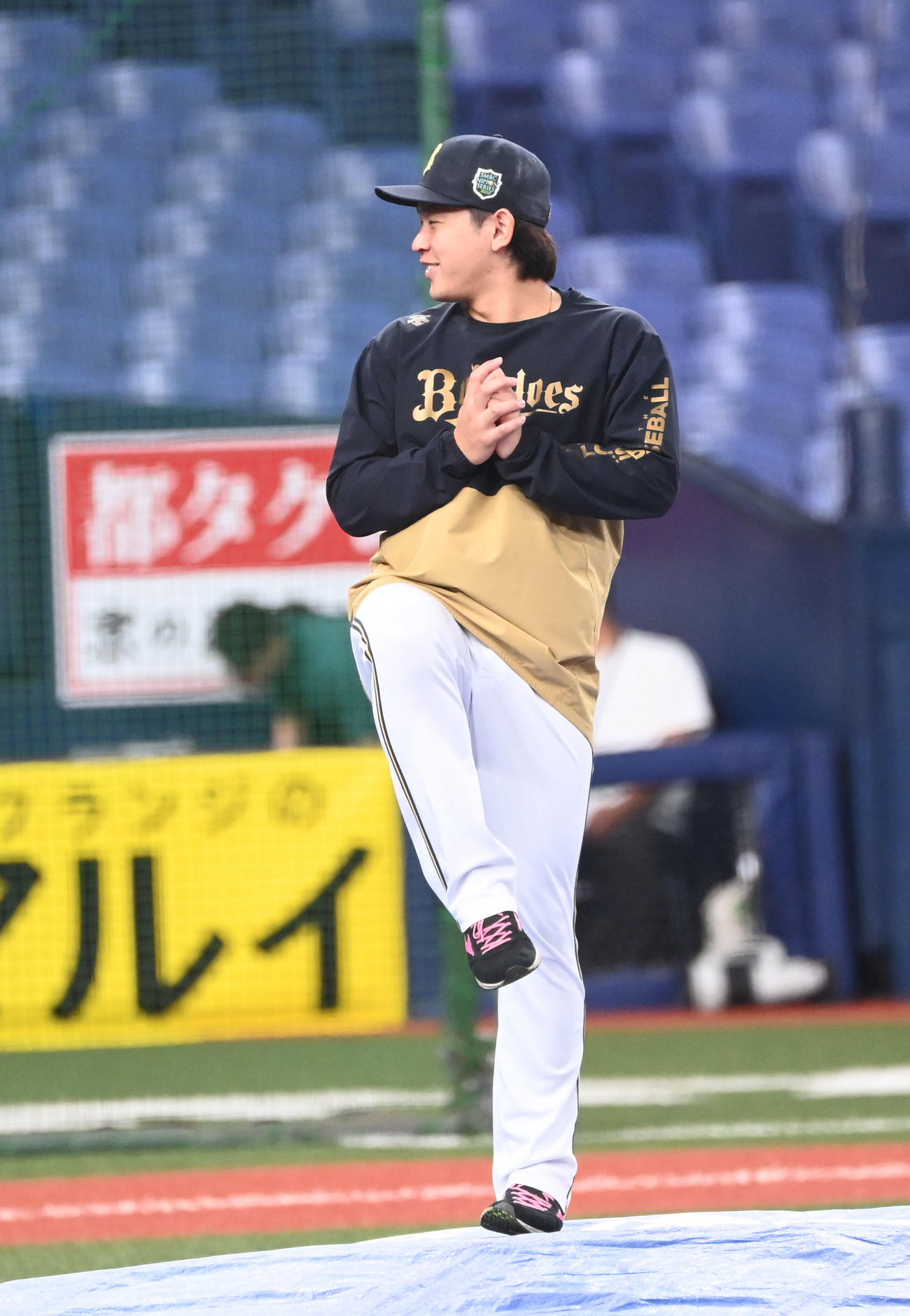 オリックス対阪神　京セラのマウンドを改めて確認するオリックス宮城（撮影・和賀正仁）