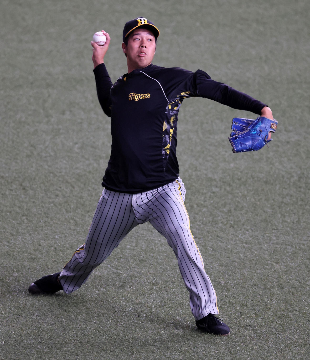 オリックス対阪神　練習でキャッチボールする青柳（撮影・加藤哉）
