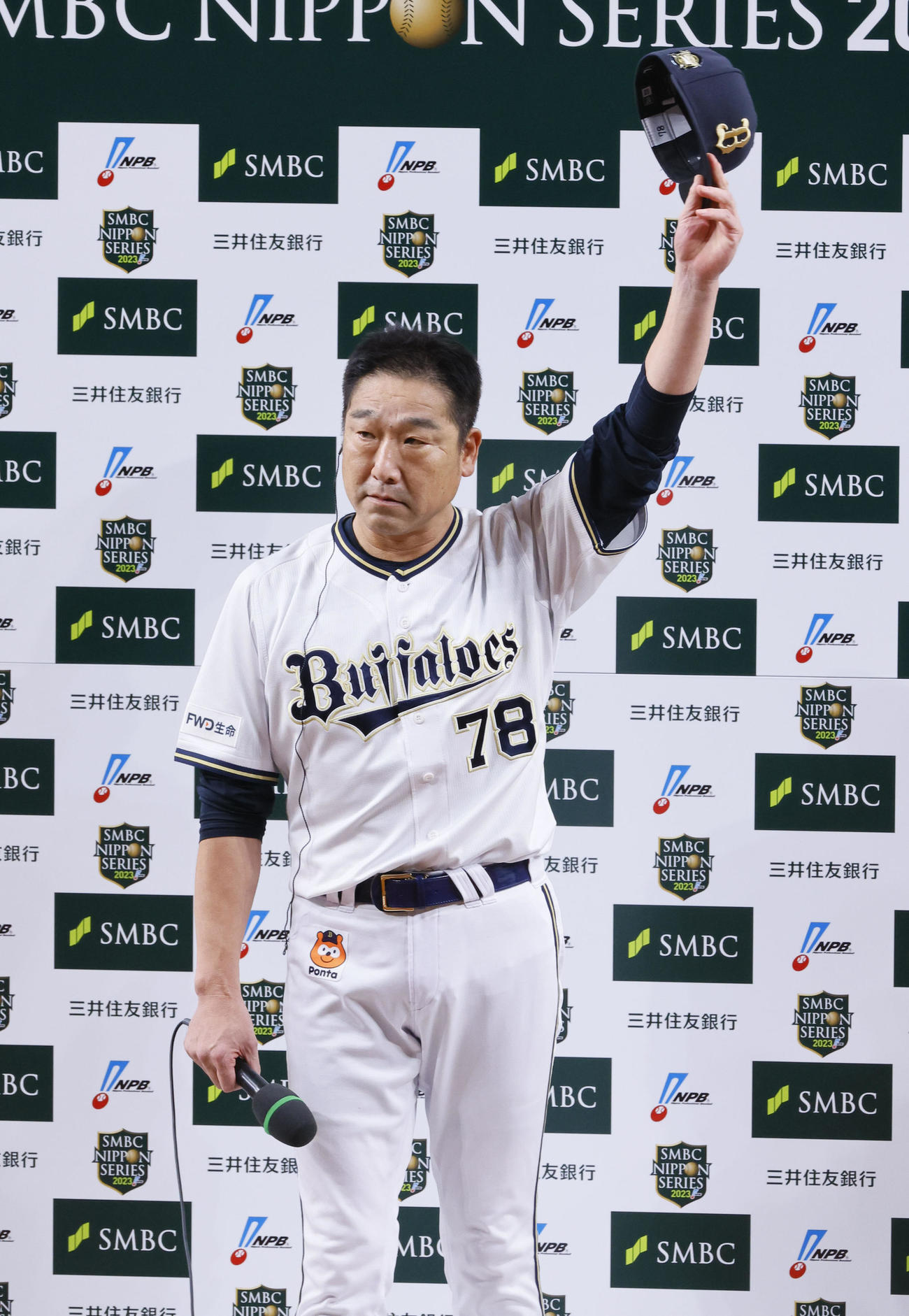オリックス対阪神　勝利監督インタビューでファンに手を振るオリックス中嶋監督（撮影・藤尾明華）