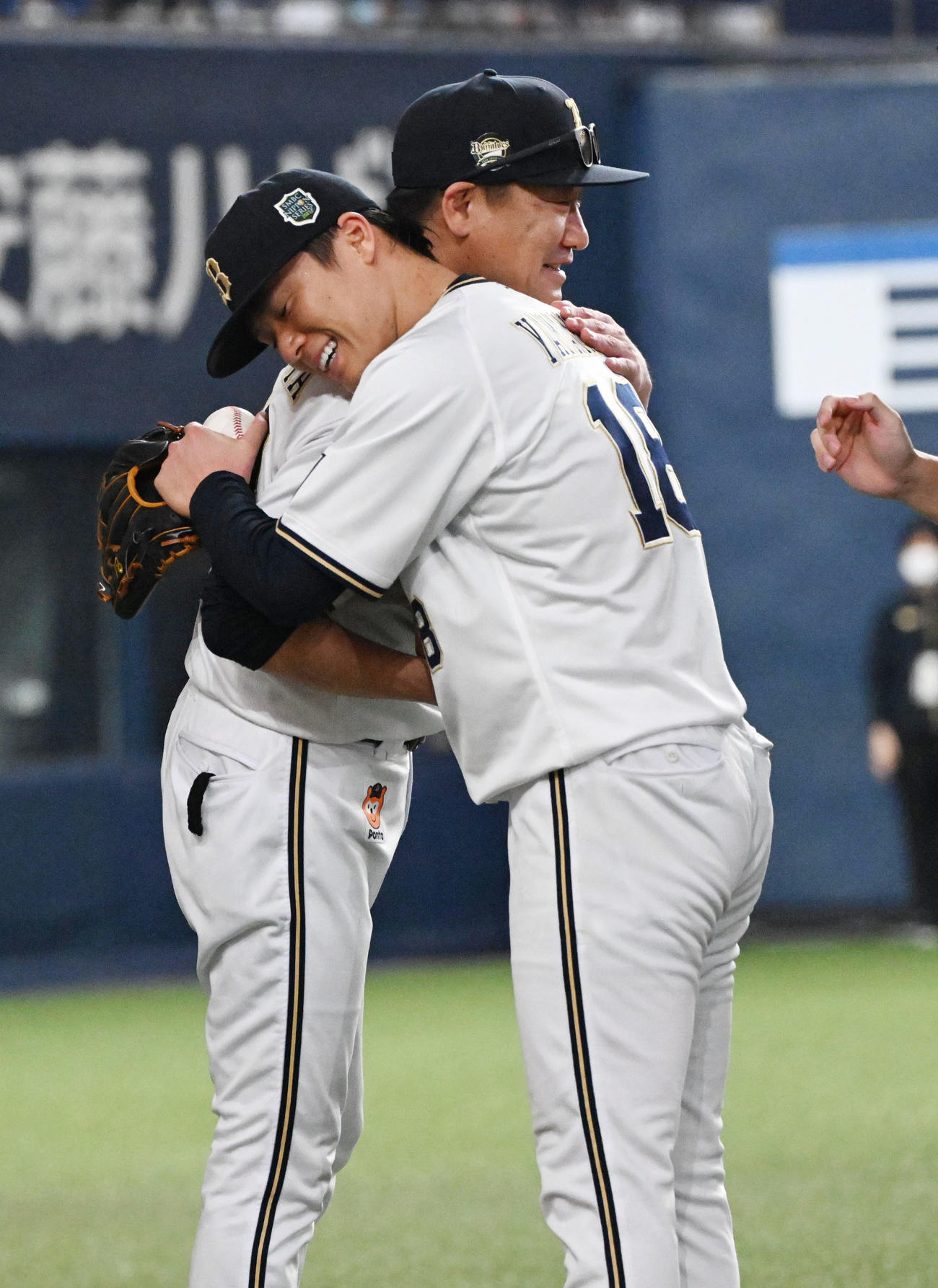 オリックス対阪神　完投勝利を飾り、抱き合う山本（右）と中嶋監督（撮影・和賀正仁）