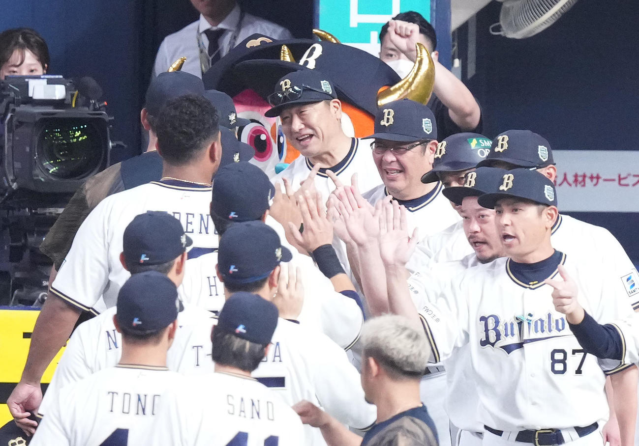 オリックス対阪神　日本一に逆王手をかえ、笑顔でナインを迎える中嶋監督（中央）（撮影・菅敏）