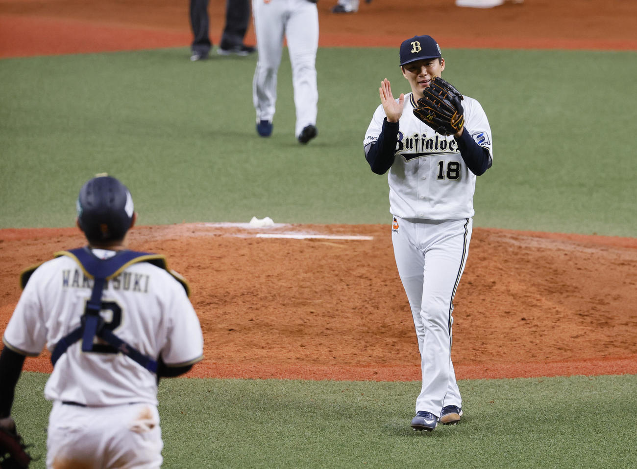 オリックス対阪神　阪神に勝利し、グラブをたたくオリックス山本（撮影・藤尾明華）