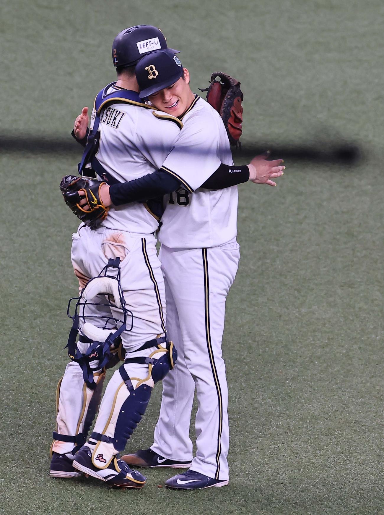 日本シリーズ第6戦　オリックス対阪神　完投勝利した山本（右）は若月と抱き合って喜ぶ（撮影・上田博志）