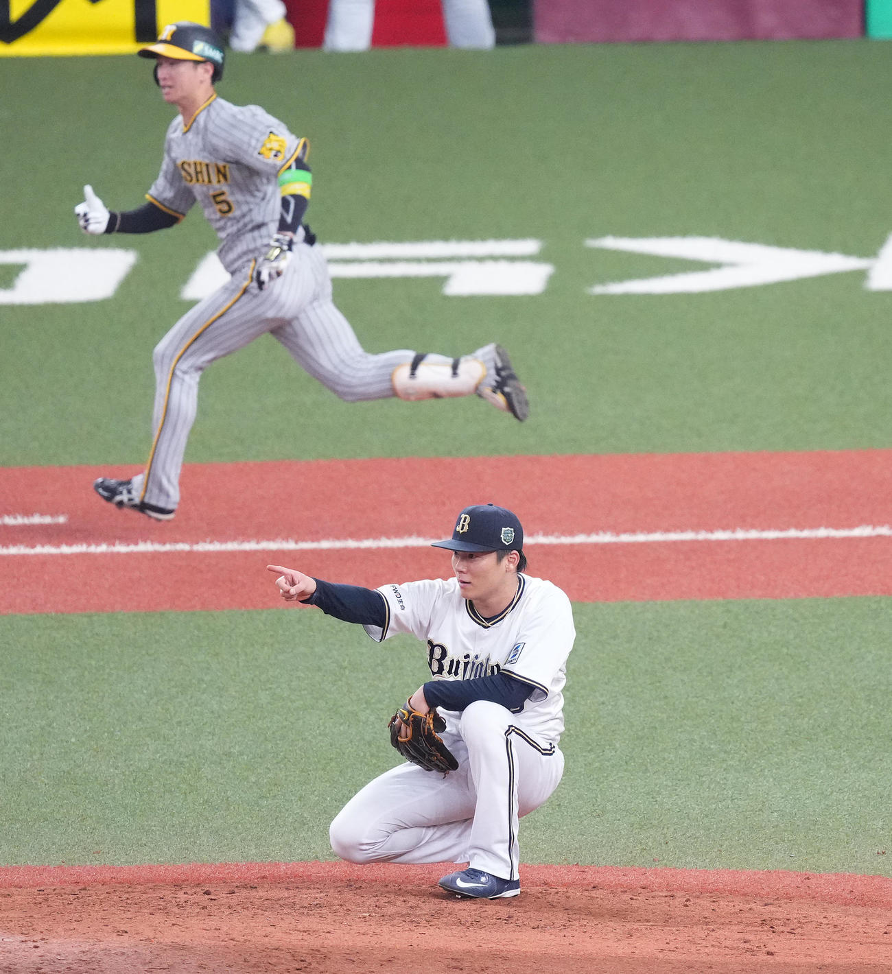 オリックス対阪神　9回表阪神2死一塁、近本を二ゴロに仕留めゲームセットとし、指さす山本（撮影・菅敏）