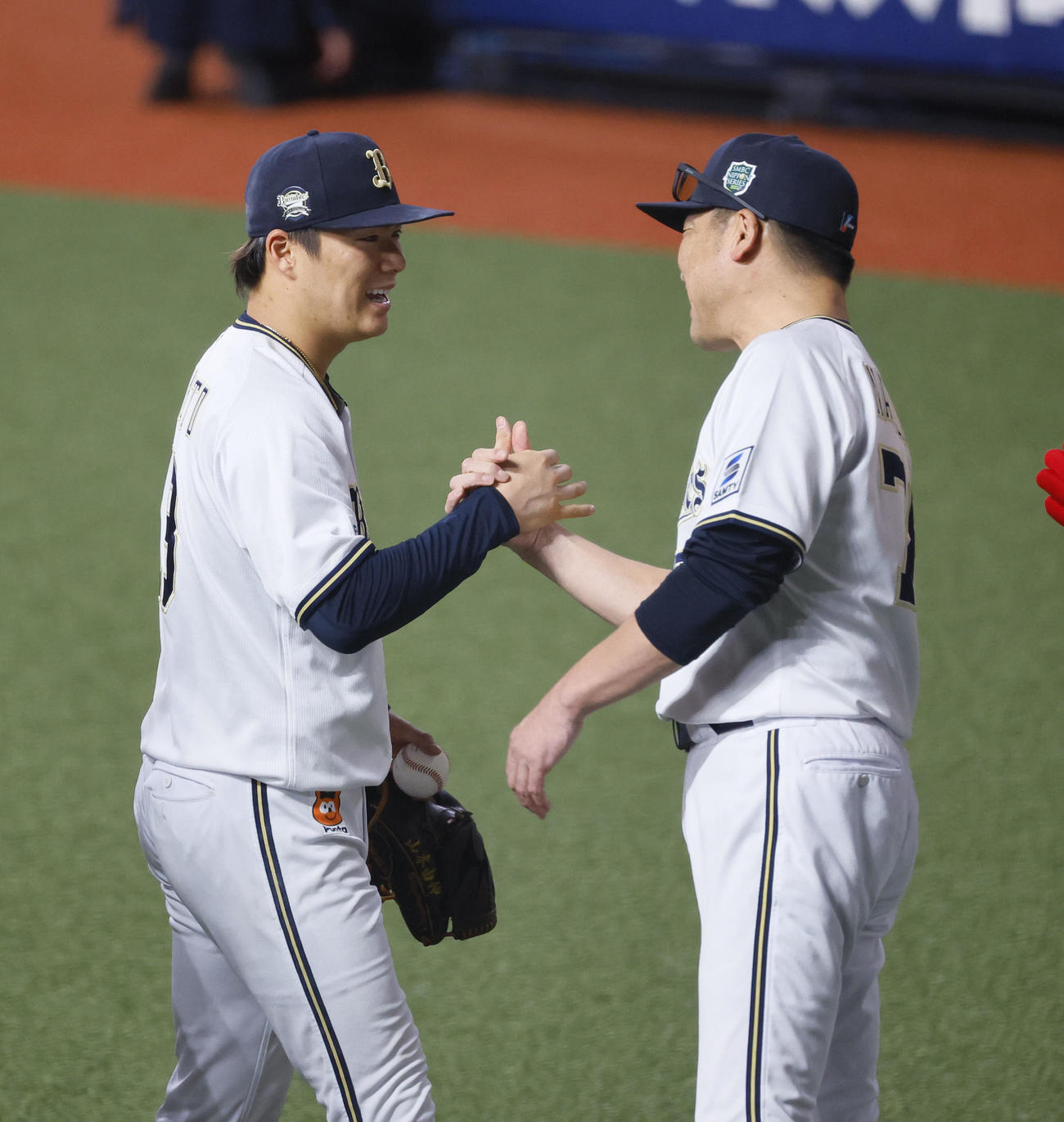 中嶋監督（右）と握手を交わすオリックス山本（撮影・藤尾明華）