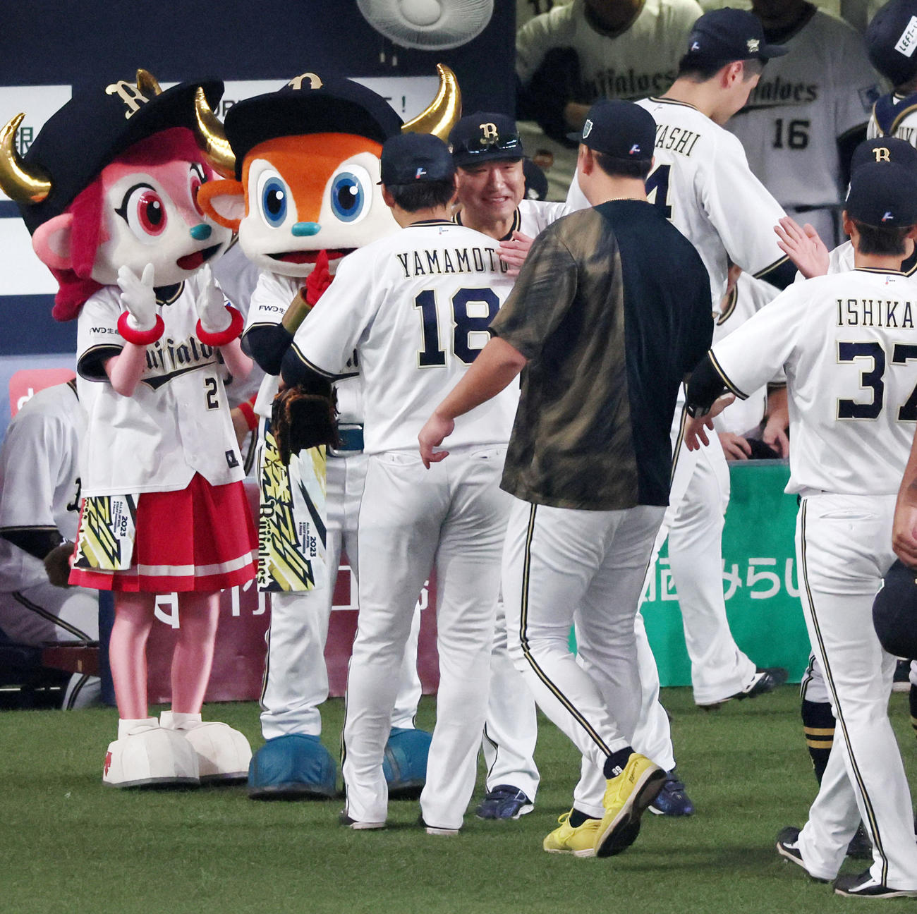 オリックス対阪神　完投勝利を挙げた山本と抱き合う中嶋監督（撮影・加藤哉）