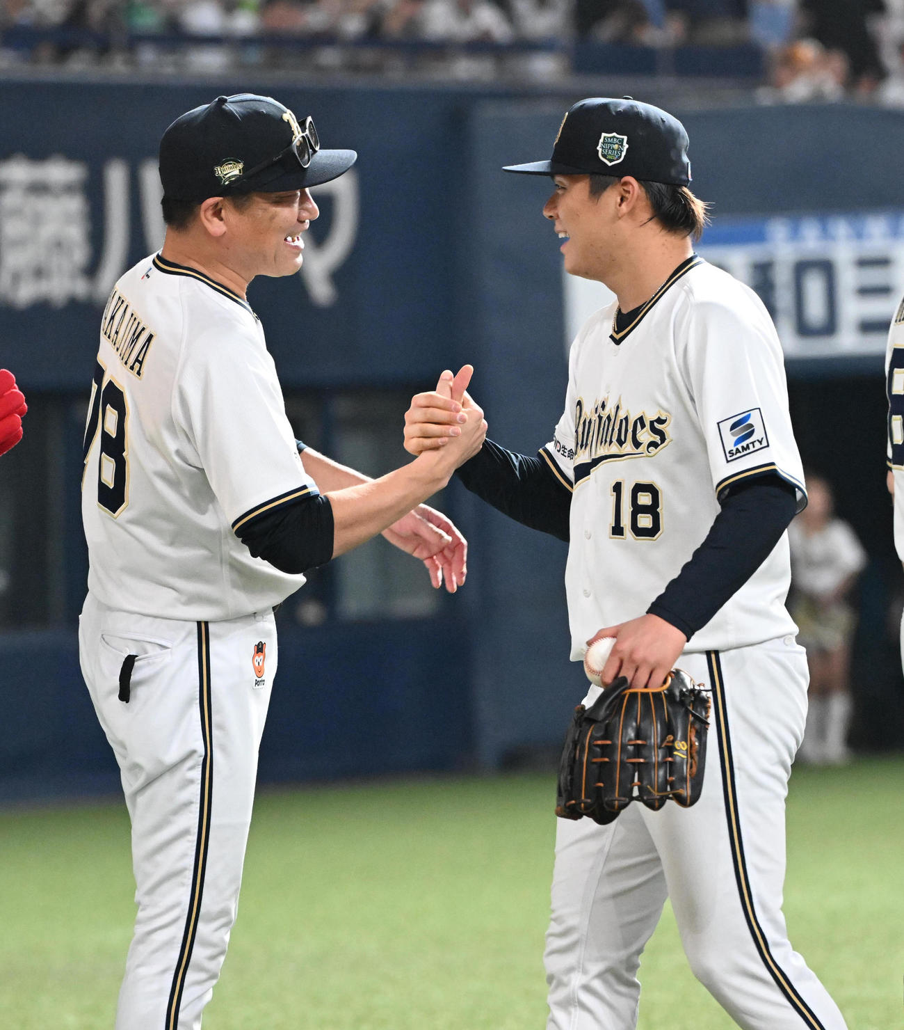 オリックス対阪神　完投勝利を飾り、ガッチリ握手を交わす山本（右）と中嶋監督（撮影・和賀正仁）