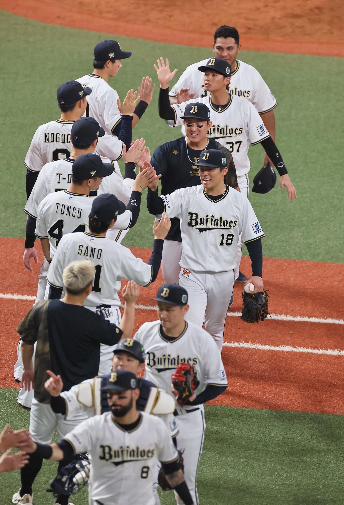 日本シリーズ第6戦　オリックス対阪神　完投勝利した山本（中央）は頓宮らナインとハイタッチする（撮影・上田博志）