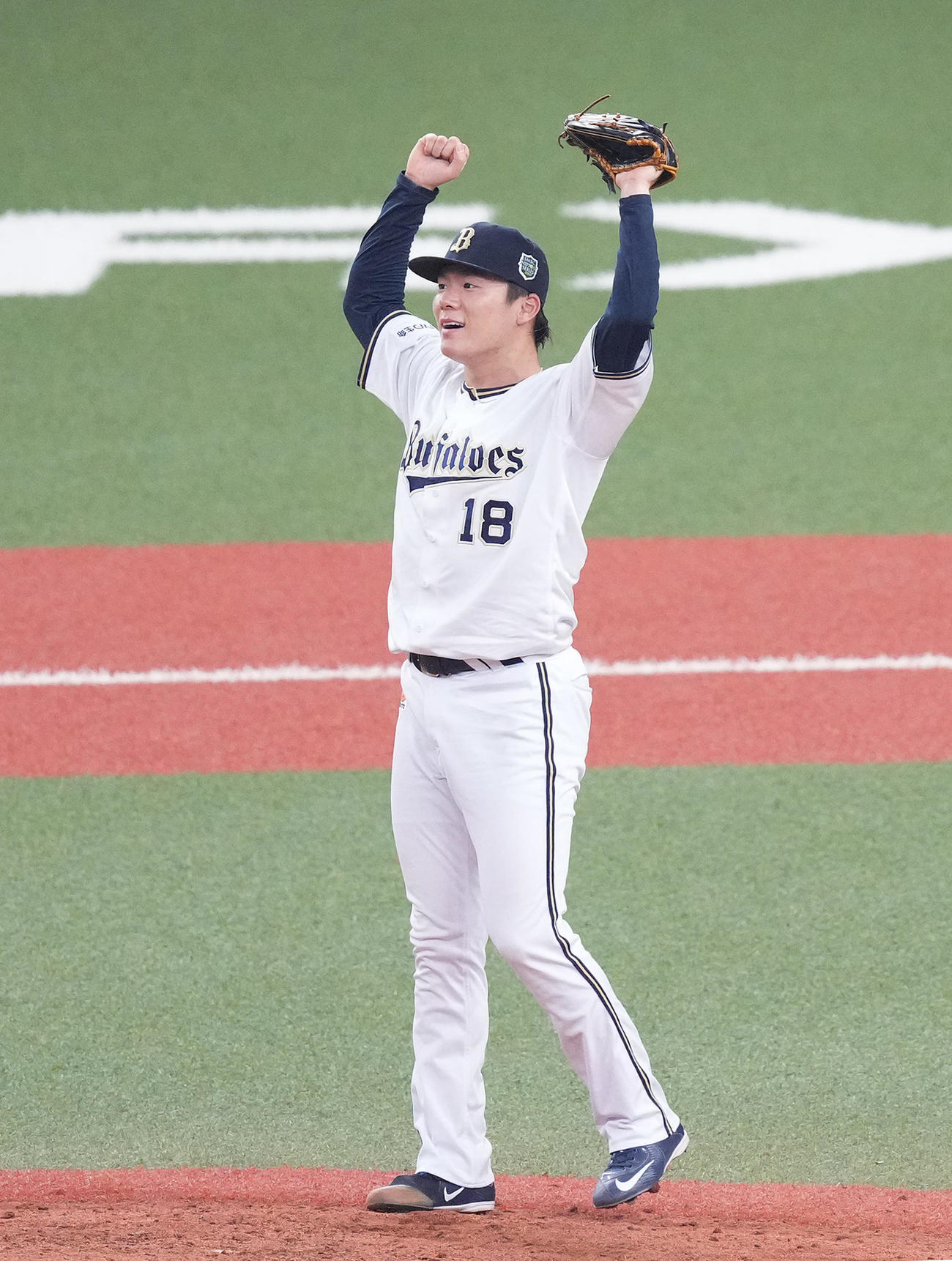 オリックス対阪神　9回表阪神2死一塁、近本を二ゴロに仕留めゲームセットとし、ガッツポーズを見せる山本（撮影・菅敏）