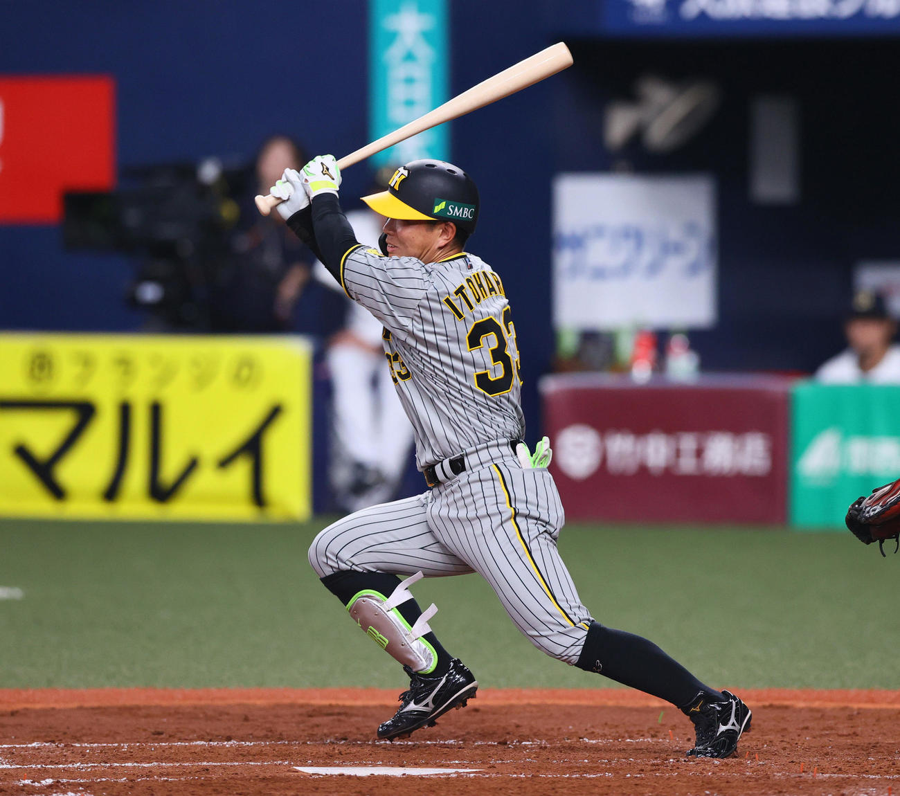 オリックス対阪神　4回表阪神1死、糸原は二塁内野安打を放つ（撮影・上山淳一）