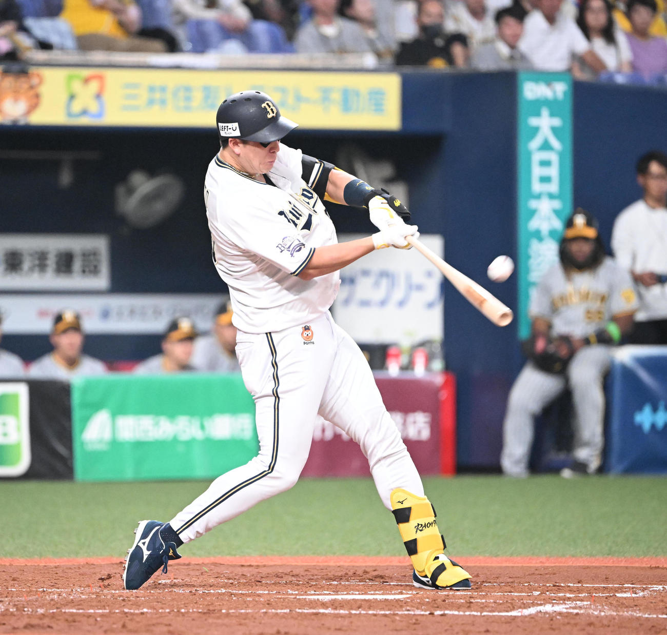 オリックス対阪神　2回裏オリックス無死一塁、二枚目の天井に入る二塁打を放つ杉本（撮影・和賀正仁）