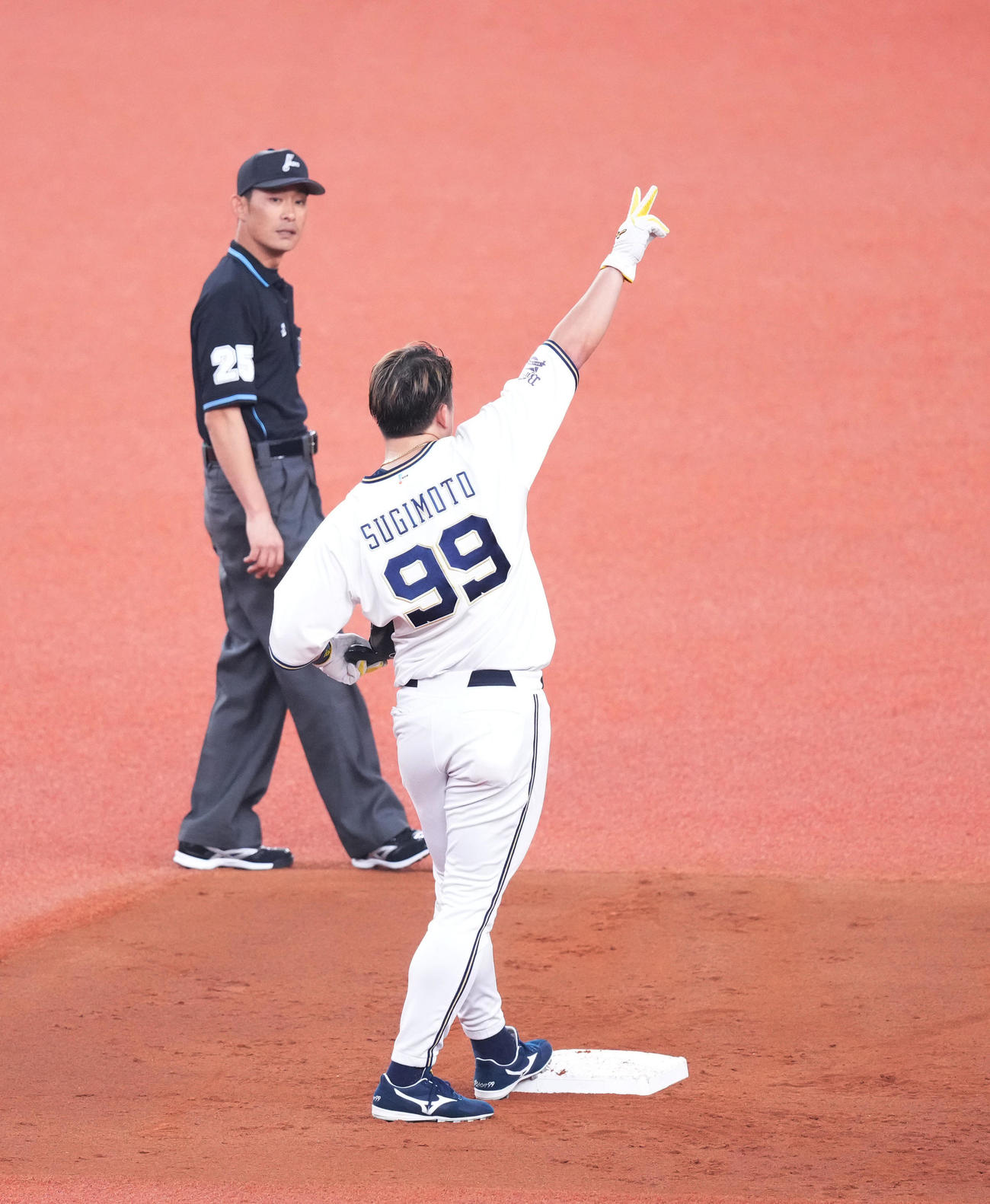 オリックス対阪神　2回裏オリックス無死一塁、打球が天井に入り二塁打となり、ベンチに向かってVサインを見せる杉本（撮影・菅敏）