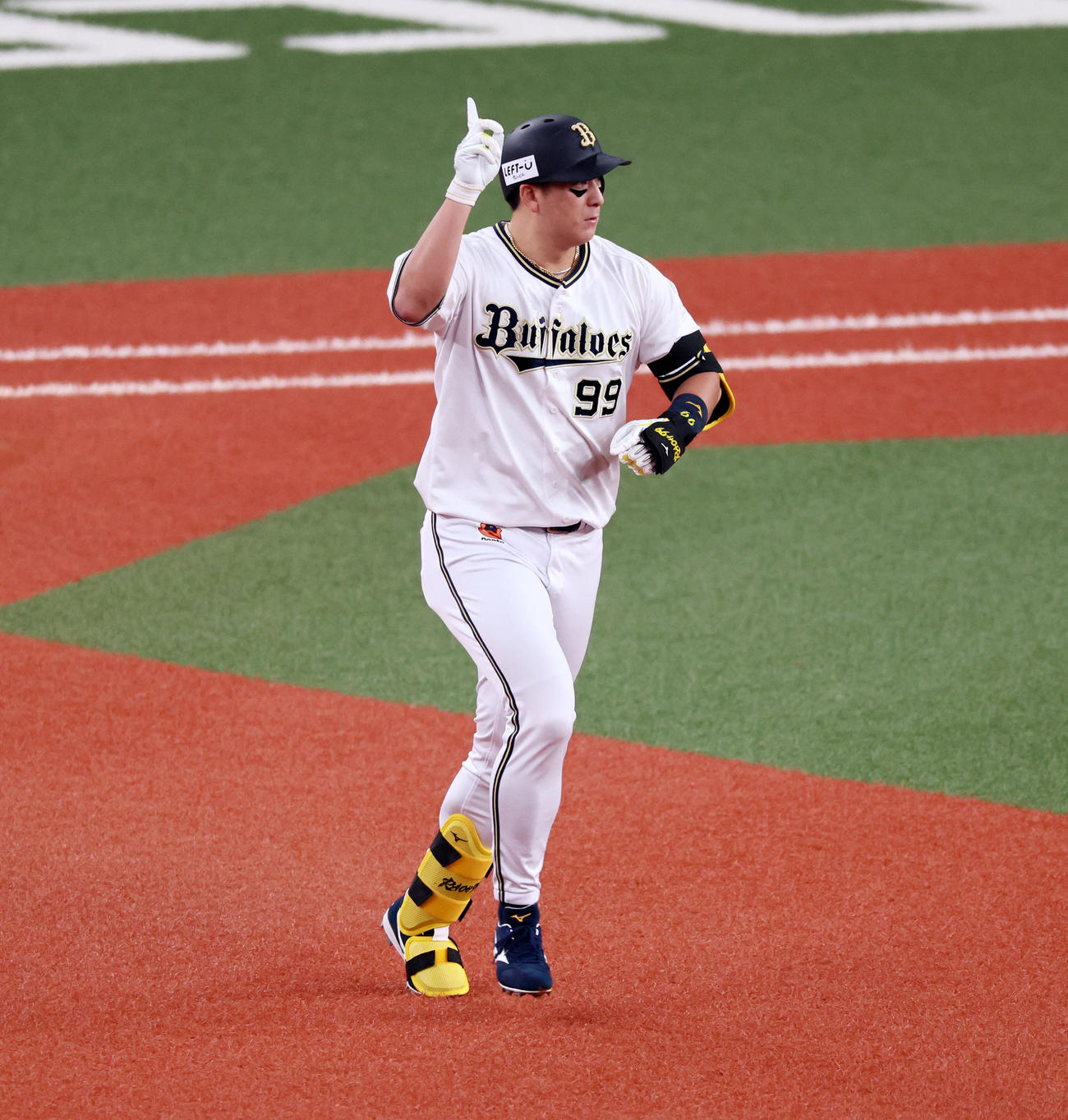 オリックス対阪神　2回裏オリックス無死一塁、杉本は天井を指さしてダイヤモンドをまわる（撮影・加藤哉）
