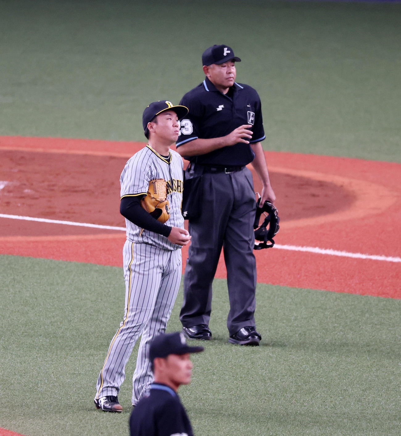 オリックス対阪神　2回裏オリックス無死一塁、村上は杉本の打球が天井に消え屋根を見る（撮影・加藤哉）