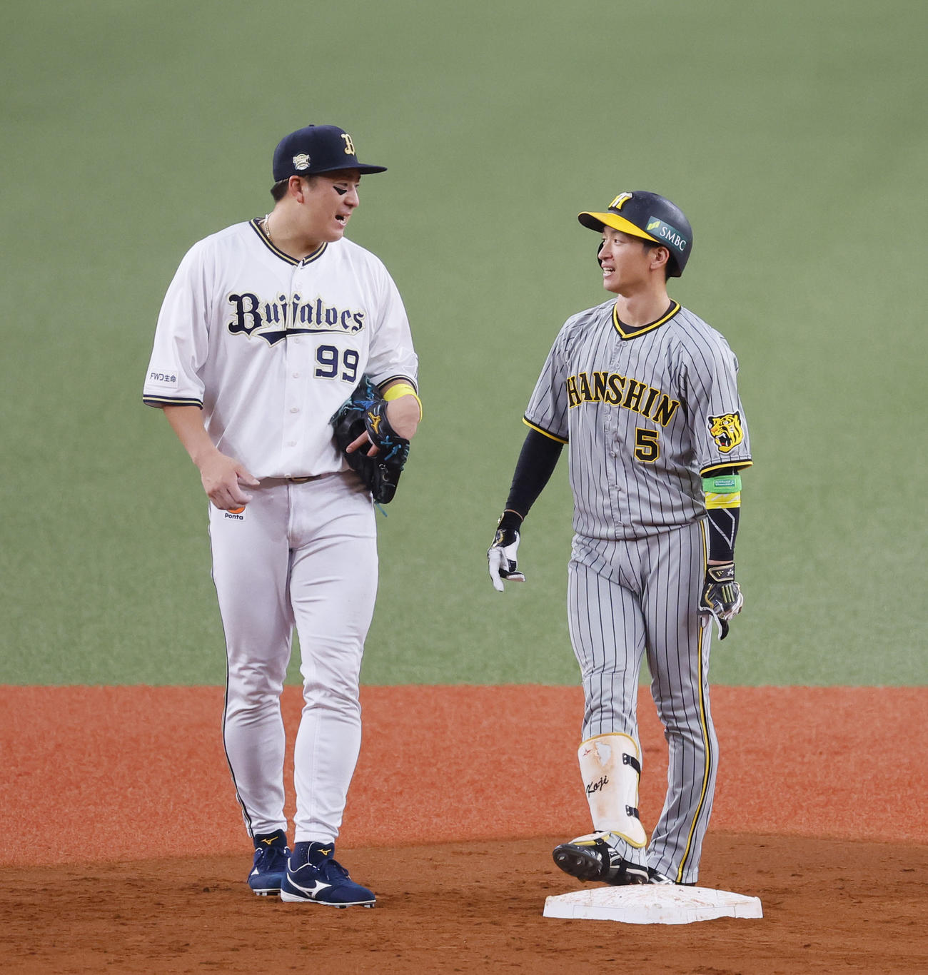 オリックス対阪神　4回表阪神2死一、三塁、リクエストの判定を待つ間、言葉を交わすオリックス杉本（左）と阪神近本（撮影・藤尾明華）