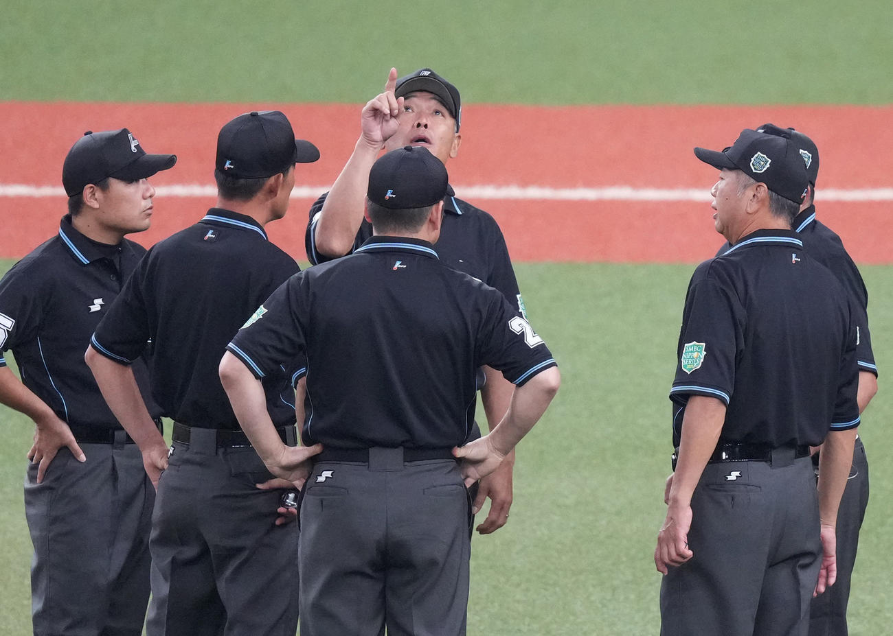オリックス対阪神　2回裏オリックス無死一塁、杉本の打球が天井に入り、審議する審判団（撮影・菅敏）