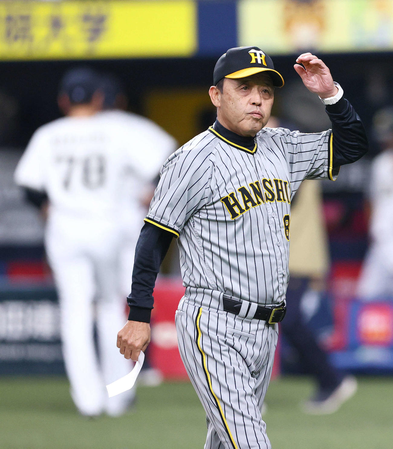 オリックス対阪神　メンバー表の確認を行い、引き揚げる阪神岡田監督（撮影・上山淳一）