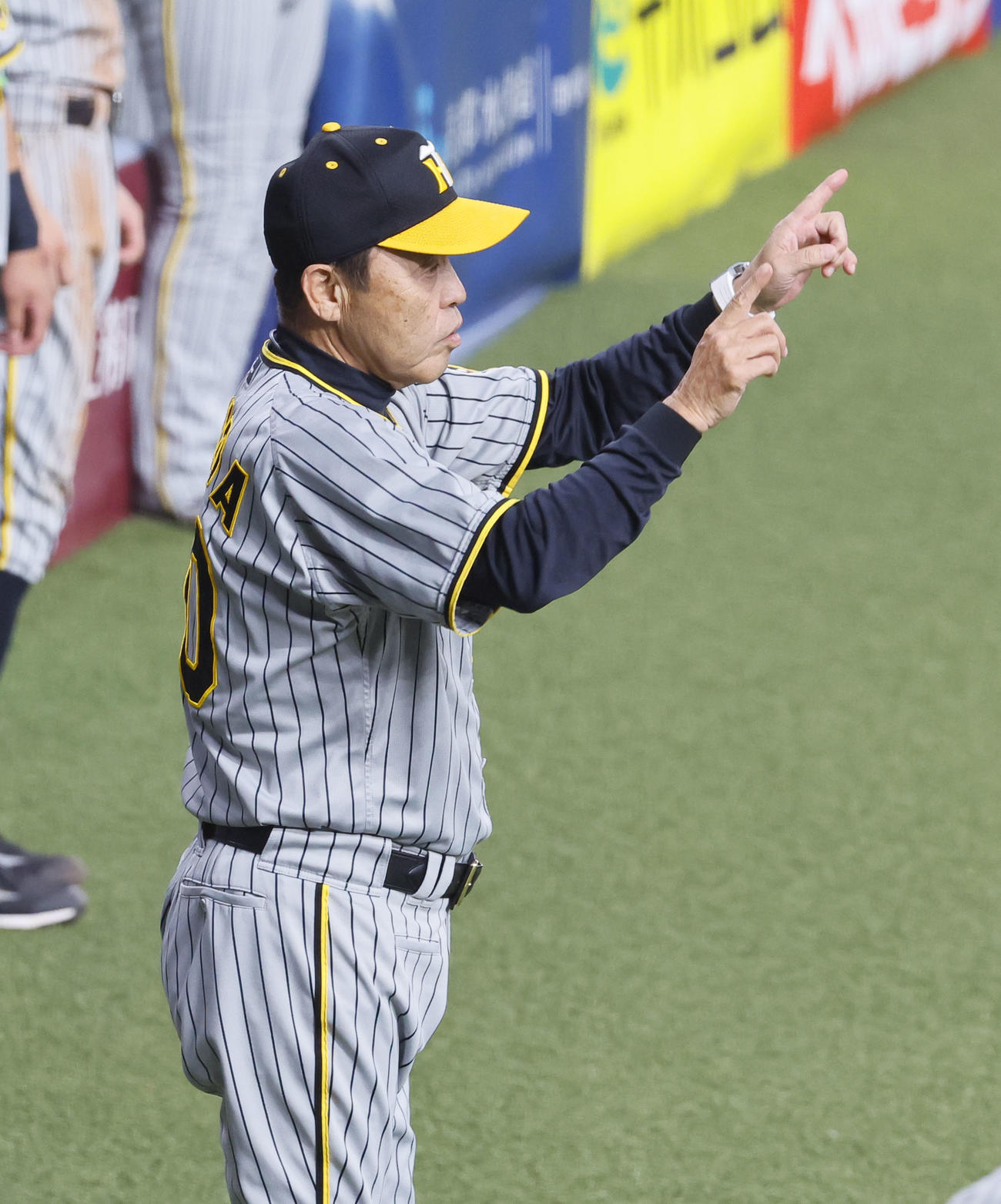 オリックス対阪神　4回表阪神2死一、三塁、近本光司の右飛の打球でリクエストを要求する阪神岡田監督（撮影・藤尾明華）