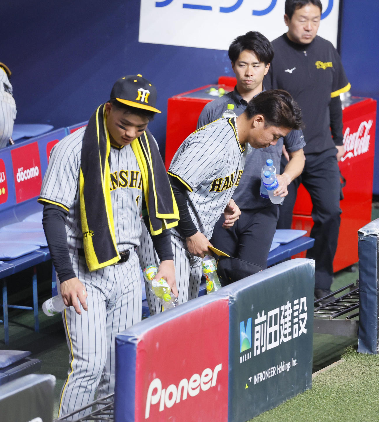 オリックス対阪神　オリックスに敗れ、ベンチを引き揚げる阪神村森下（左）と村上（撮影・藤尾明華）