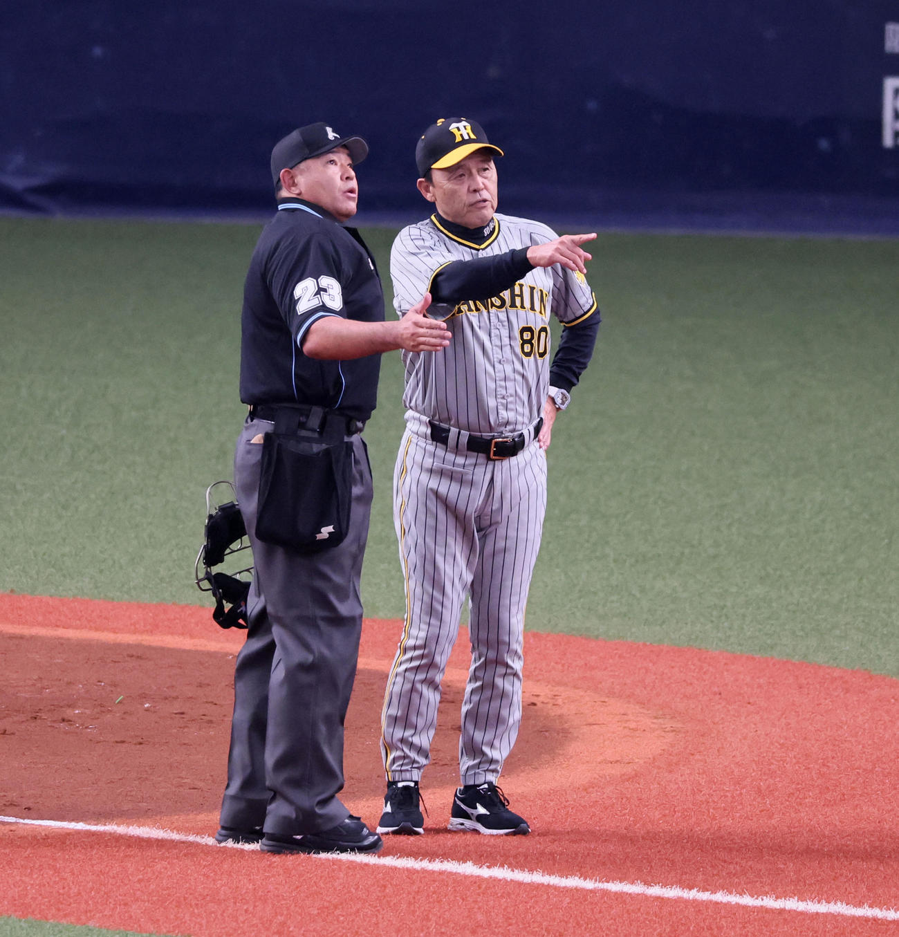 オリックス対阪神　2回裏オリックス無死一塁、杉本の左二塁打について深谷球審（左）と話す岡田監督（撮影・加藤哉）