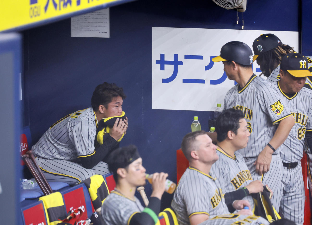 オリックス対阪神　5回4失点でベンチに戻り、呆然とする阪神村上（左端）（撮影・藤尾明華）
