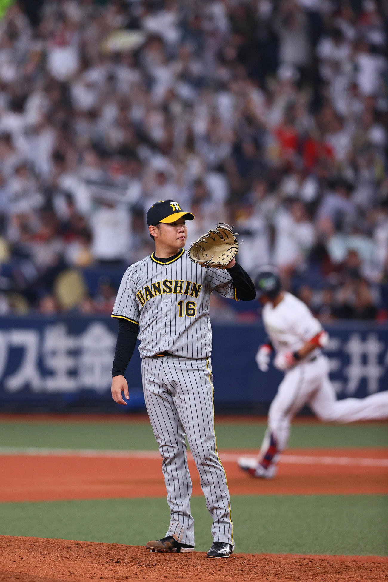 オリックス対阪神　8回裏オリックス無死、西勇（手前）は頓宮に左越えソロ本塁打を被弾する（撮影・上山淳一）