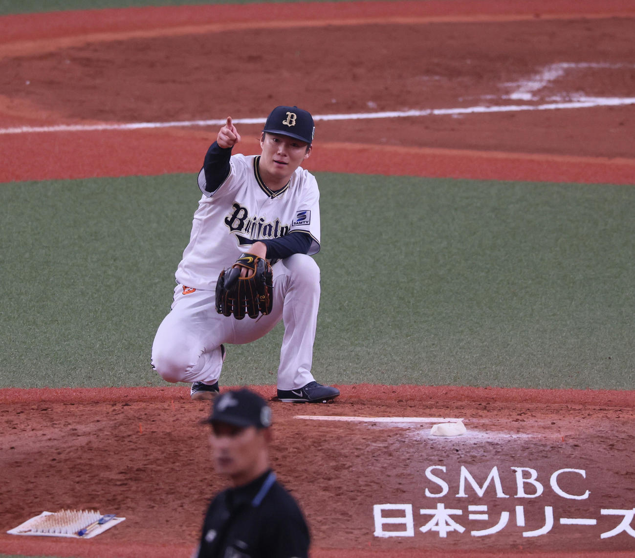 オリックス対阪神　9回表阪神2死一塁、山本は近本を二ゴロに仕留める（撮影・加藤哉）