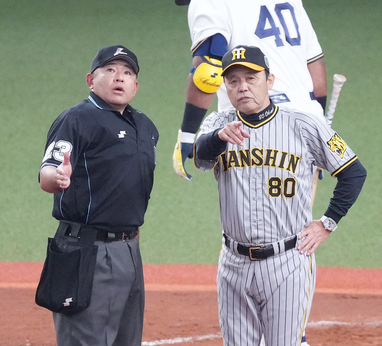 オリックス対阪神　2回裏オリックス無死一塁、杉本の打球が天井に入り二塁打となり、球審に確認する岡田監督（右）（撮影・菅敏）