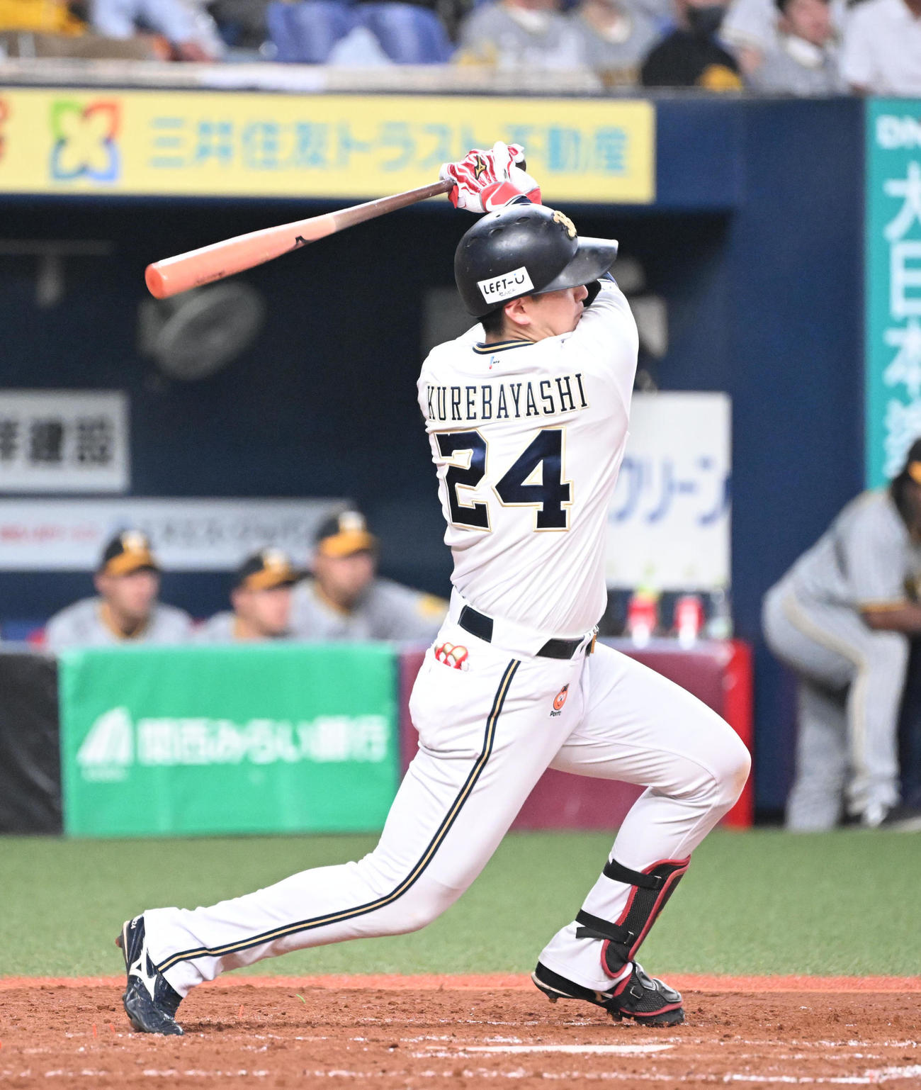 オリックス対阪神　5回裏オリックス1死二塁、左中間に2点本塁打を放つ紅林（撮影・和賀正仁）