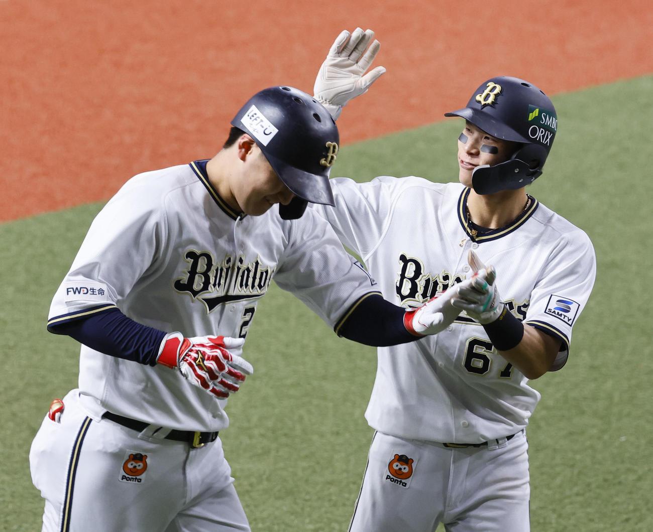 オリックス対阪神　5回表オリックス1死二塁、左中間に2点本塁打を放ち生還し、中川圭（右）とタッチを交わす紅林（撮影・藤尾明華）