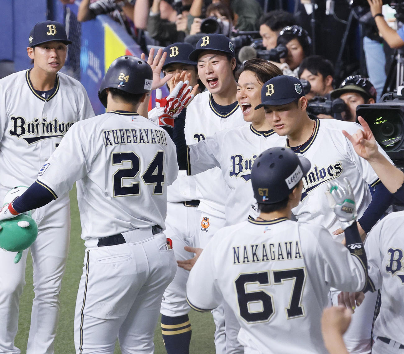オリックス対阪神　5回表オリックス1死二塁、山本（右から2人目）は2点本塁打を放った紅林を出迎える（撮影・藤尾明華）